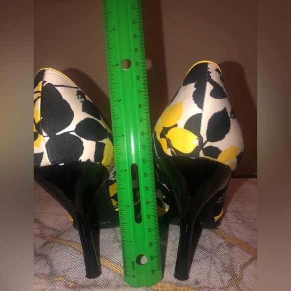 Yellow, black and white open toe heels; very pretty, nice and comfortable; - Picture 4 of 10